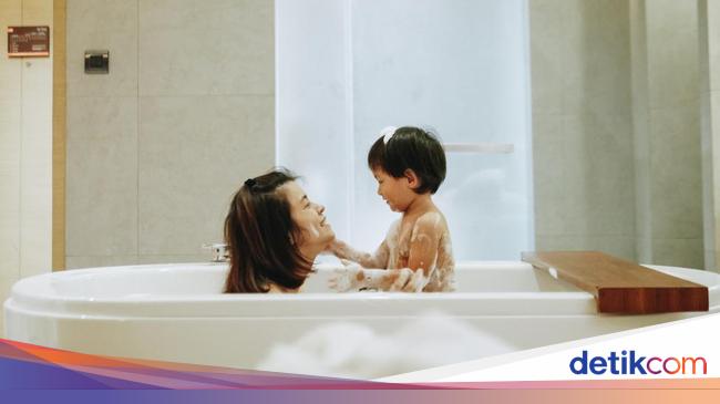 Mandi Malam Disebut Bisa Picu Pneumonia pada Anak, Mitos atau Fakta?